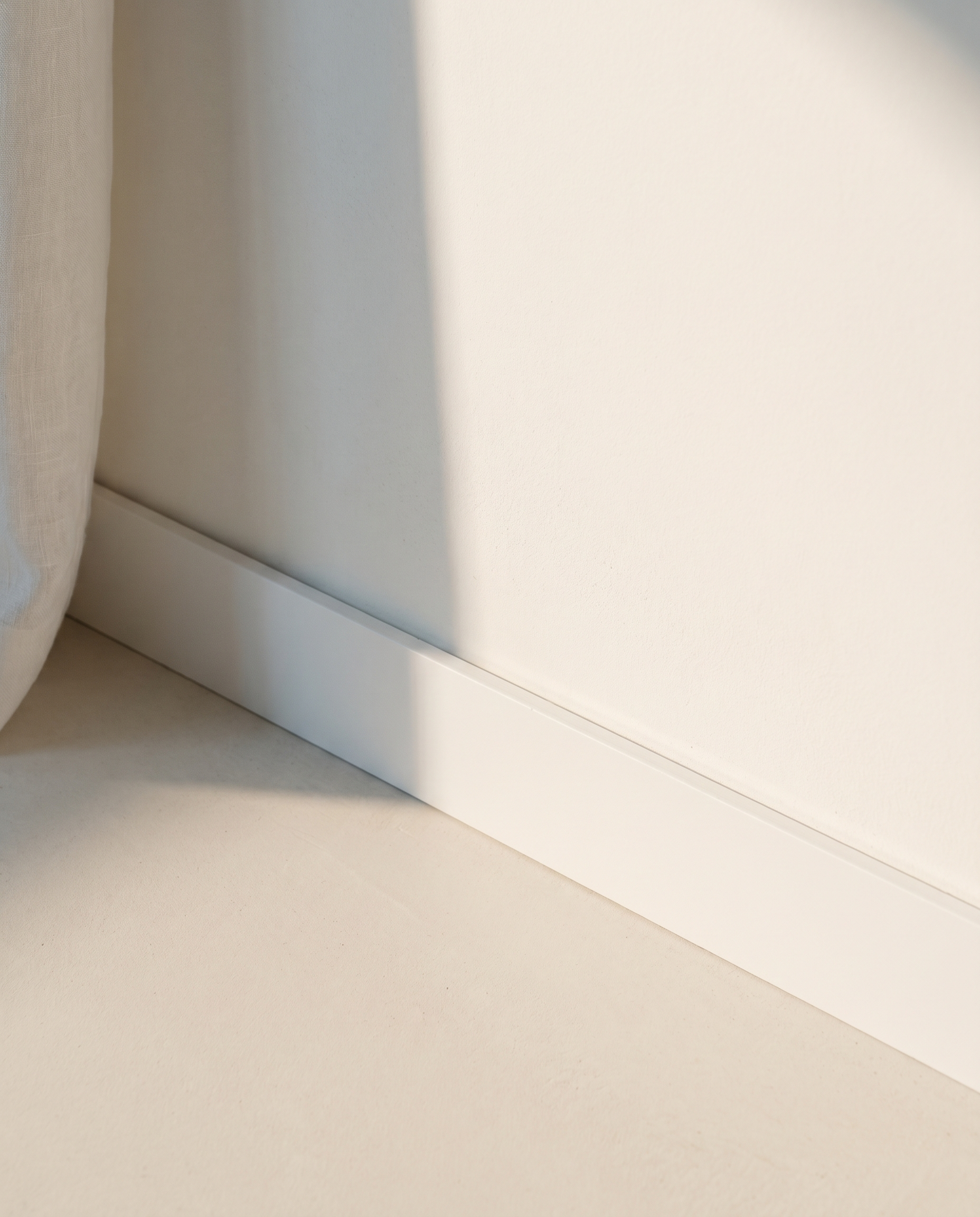 Detal cokołu LINEA — ściana, podłoga, fuga